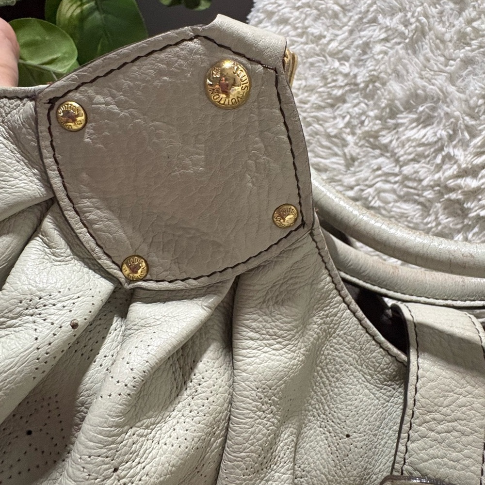 Louis Vuitton Mahina hobo Creamy mint colored Shoulder Bag - Picture 12 of 16